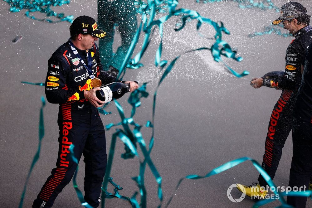 Max Verstappen, Red Bull Racing, 1ª posición, Sergio Pérez, Red Bull Racing, 2ª posición, celebran en el podio con Champán.