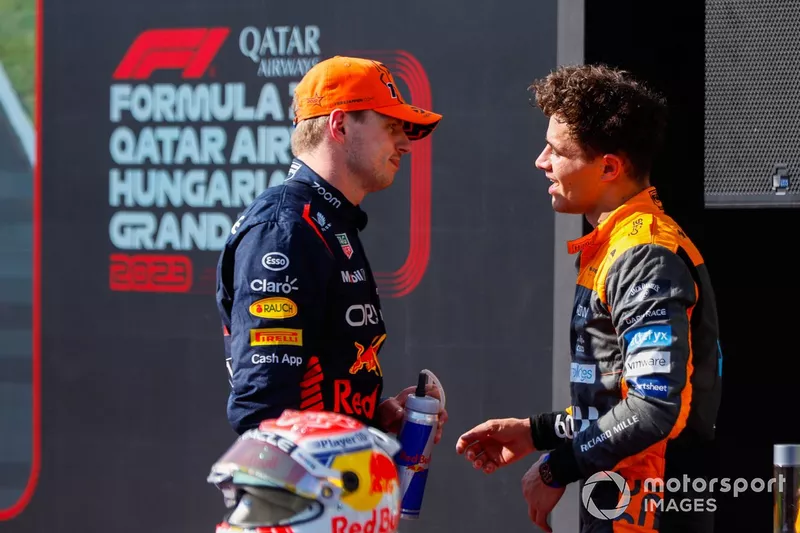 Max Verstappen, Red Bull Racing, 1° posizione, Lando Norris, McLaren, 2° posizione, parlano in parco chiuso dopo la gara