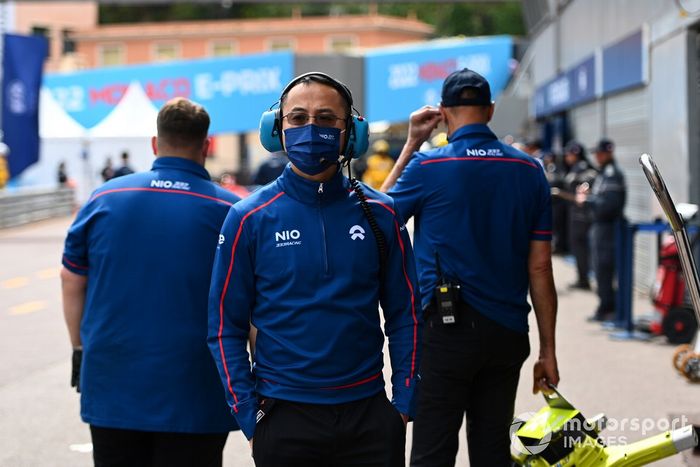 Ingenieros de NIO 333 en el pit lane