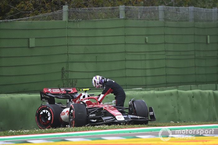 Zhou Guanyu, del equipo Alfa Romeo F1, sale de su coche dañado