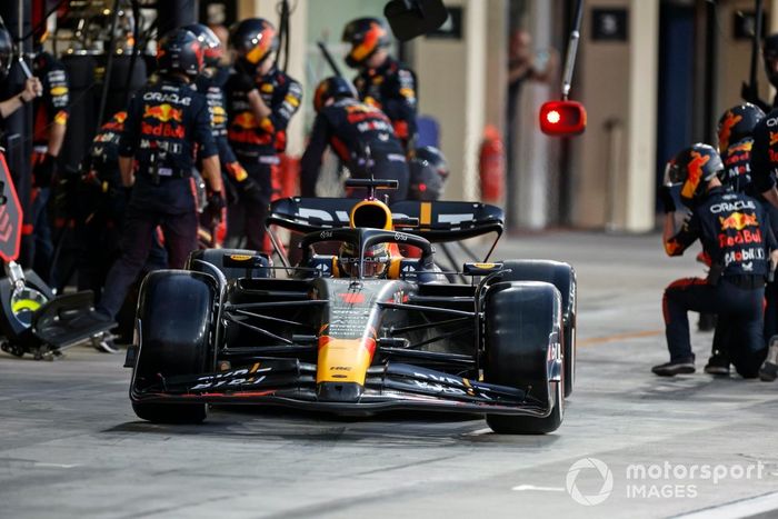 Max Verstappen, Red Bull Racing RB19, en boxes