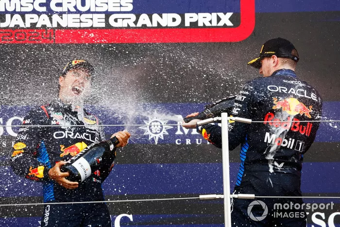 Sergio Perez, Red Bull Racing, 2e position, Max Verstappen, Red Bull Racing, 1re position, célèbrent avec du champagne sur le podium.