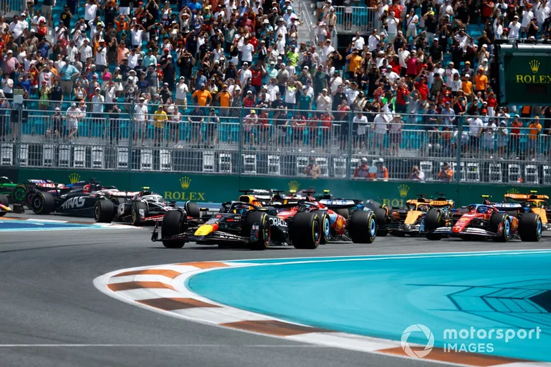 Max Verstappen, Red Bull Racing RB20, Charles Leclerc, Ferrari SF-24, Carlos Sainz, Ferrari SF-24, Oscar Piastri, McLaren MCL38, le reste du peloton lors du premier tour de la course Sprint.