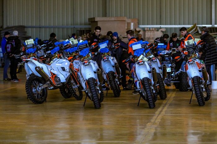 Verificaciones en Paul Ricard antes del embarque del Dakar 2020