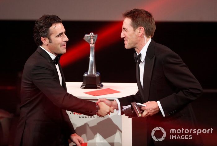 Dario Franchitti en el escenario para entregar el premio al mejor piloto de competición británico del año