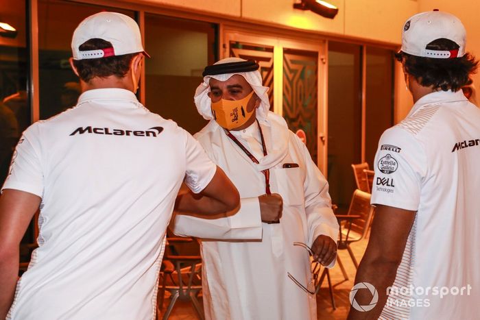 Lando Norris, McLaren, se codea con el Príncipe Heredero Salman bin Hamad bin Isa Al Khalifa mientras que Carlos Sainz Jr., McLaren mira