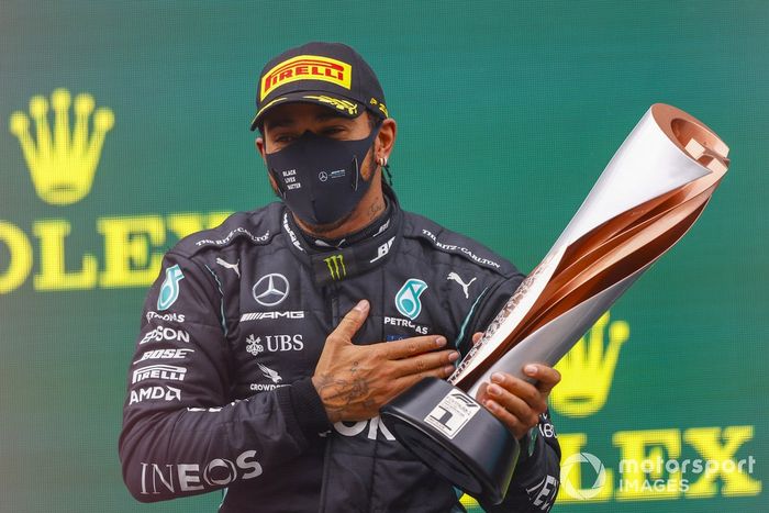 Podio: ganador y campeón del mundo Lewis Hamilton, Mercedes-AMG F1