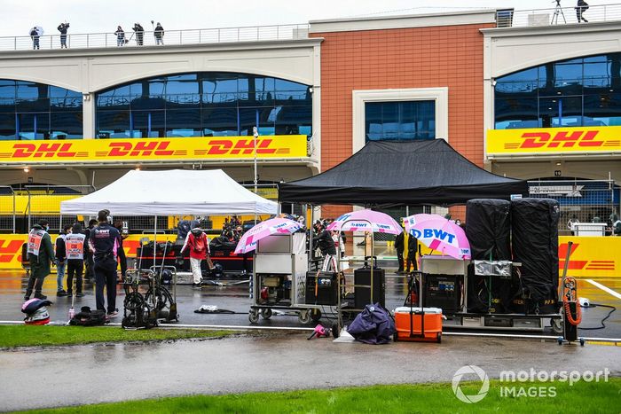 Mecánicos e ingenieros en parrilla