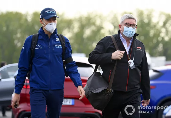 George Russell, de Williams, con Ross Brawn, Director General de Motorsports