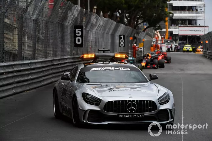 El Safety Car lidera a Lewis Hamilton, Mercedes AMG F1 W10 y Max Verstappen, Red Bull Racing RB15