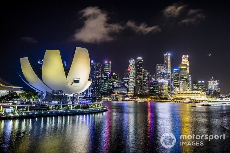 Lo skyline di Singapore visto da Marina Bay
