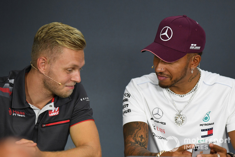 Kevin Magnussen, Haas F1 Team e Lewis Hamilton, Mercedes AMG F1, nella conferenza stampa