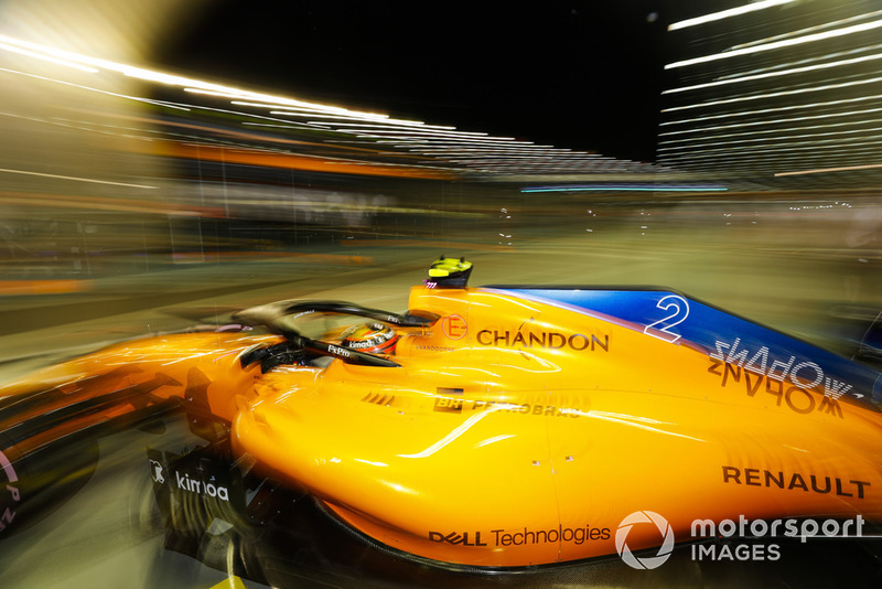 Stoffel Vandoorne, McLaren MCL33, leaves the garage
