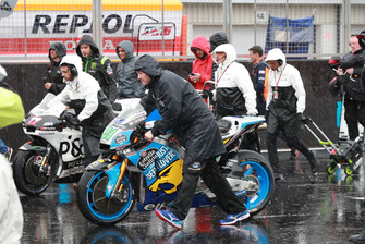 La grille de départ sous la pluie