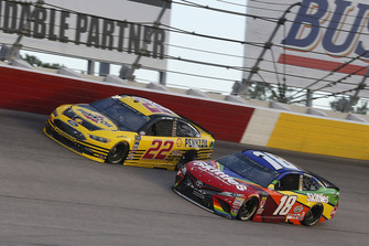 Joey Logano, Team Penske, Ford Fusion Pennzoil Kyle Busch, Joe Gibbs Racing, Toyota Camry Skittles 1998 Retro