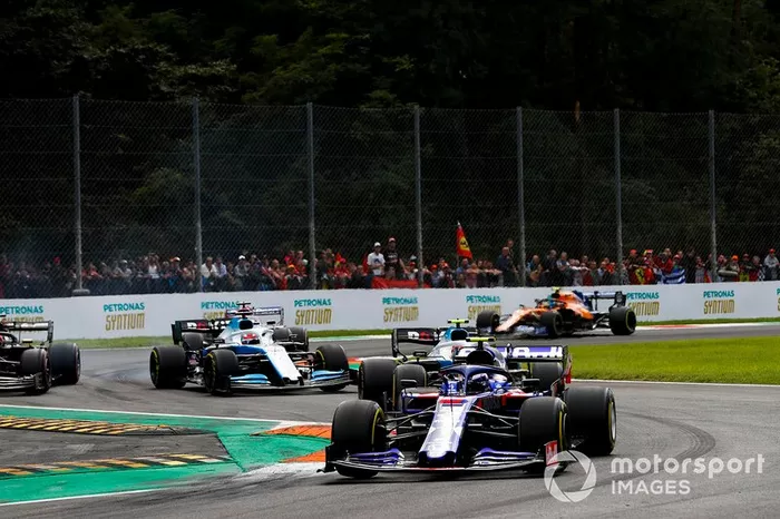Pierre Gasly, Toro Rosso STR14, lidera Robert Kubica, Williams FW42, George Russell, Williams Racing FW42, y Romain Grosjean, Haas F1 Team VF-19