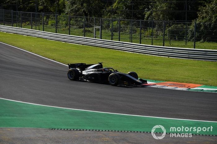 Jean Alesi prueba los nuevos neumáticos Pirelli de 18 pulgadas para las próximas temporada de F2