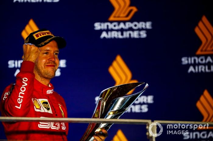 Il vincitore della gara Sebastian Vettel, Ferrari festeggia sul podio con il trofeo