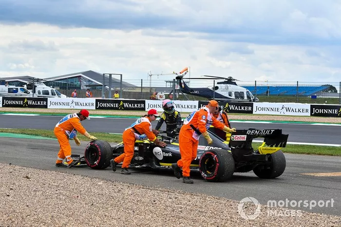 Los comisarios asisten a Daniel Ricciardo, Renault F1 Team R.S.19