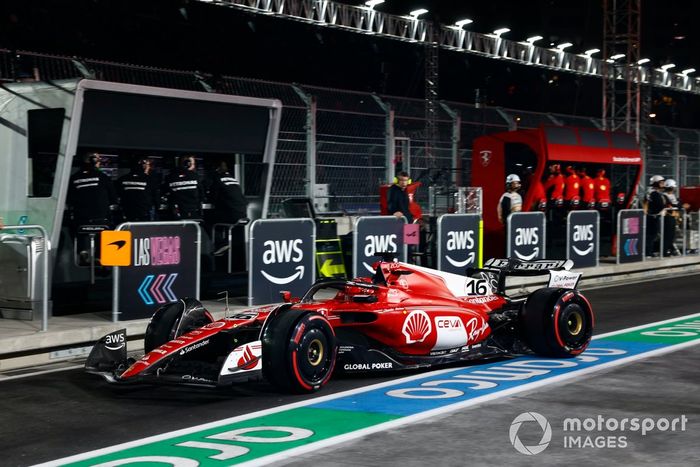 Charles Leclerc, Ferrari SF-23, sale del garaje