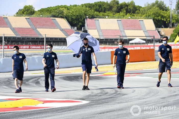 Daniil Kvyat, AlphaTauri camina por la pista