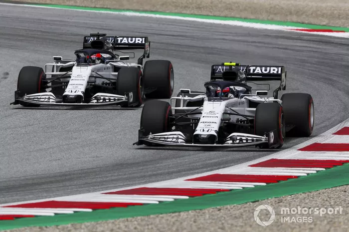 Pierre Gasly, AlphaTauri AT01, precede Daniil Kvyat, AlphaTauri AT01