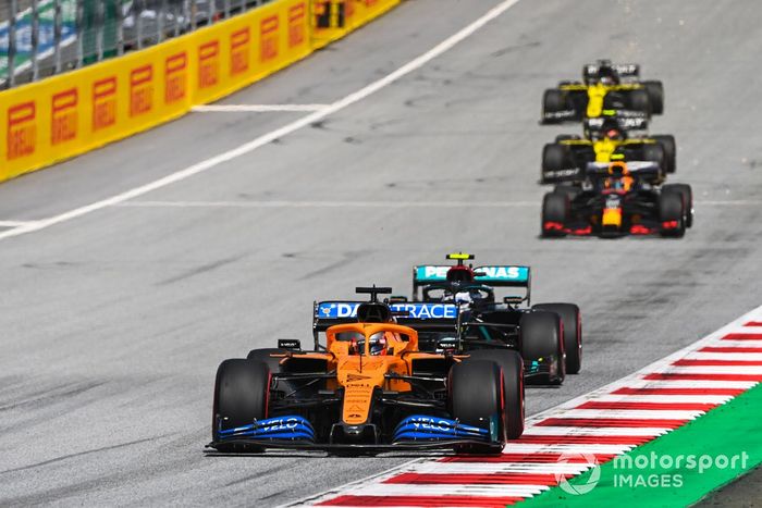 Carlos Sainz Jr., McLaren MCL35, Valtteri Bottas, Mercedes F1 W11 EQ Performance 
