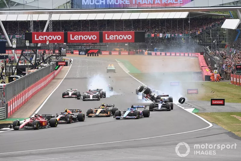 La carrera se pone en marcha y se produce un enorme accidente en el que se ven involucrados George Russell, Mercedes W13, Zhou Guanyu, Alfa Romeo C42, Alex Albon, Williams FW44, Esteban Ocon, Alpine A522, Yuki Tsunoda, AlphaTauri AT03