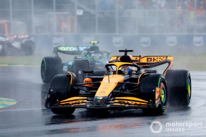 Oscar Piastri, McLaren MCL38, Fernando Alonso, Aston Martin AMR24