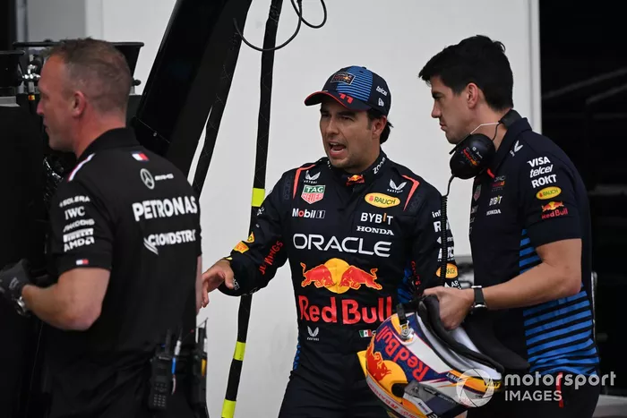 Sergio Pérez, Red Bull Racing, con su entrenador de rendimiento José Canales en el pit lane