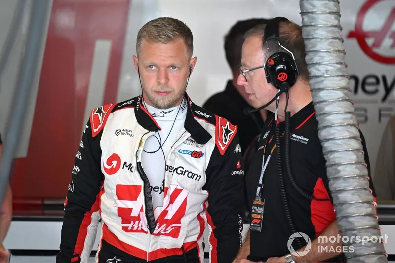 Kevin Magnussen, Haas F1 Team, dans le garage 