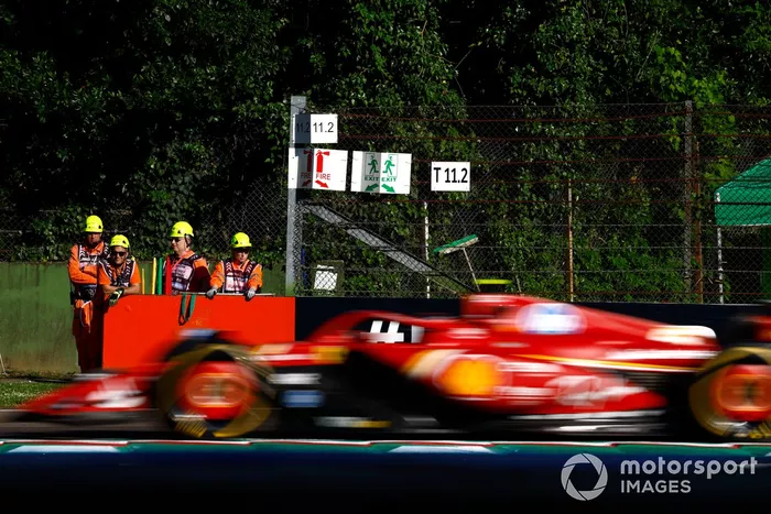 Les commissaires surveillent le passage de Carlos Sainz, Ferrari SF-24.