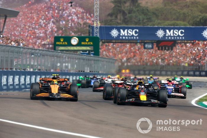 Max Verstappen, Red Bull Racing RB20, Lando Norris, McLaren MCL38, Charles Leclerc, Ferrari SF-24, Carlos Sainz, Ferrari SF-24, el resto de la parrilla en la salida.