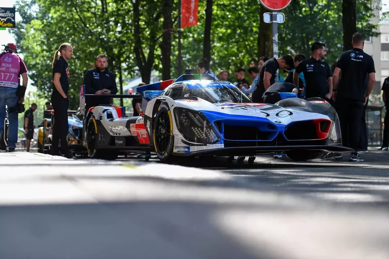 #15 BMW M Team WRT BMW M Hybrid V8 de Dries Vanthoor, Raffaele Marciello, Marco Wittmann
