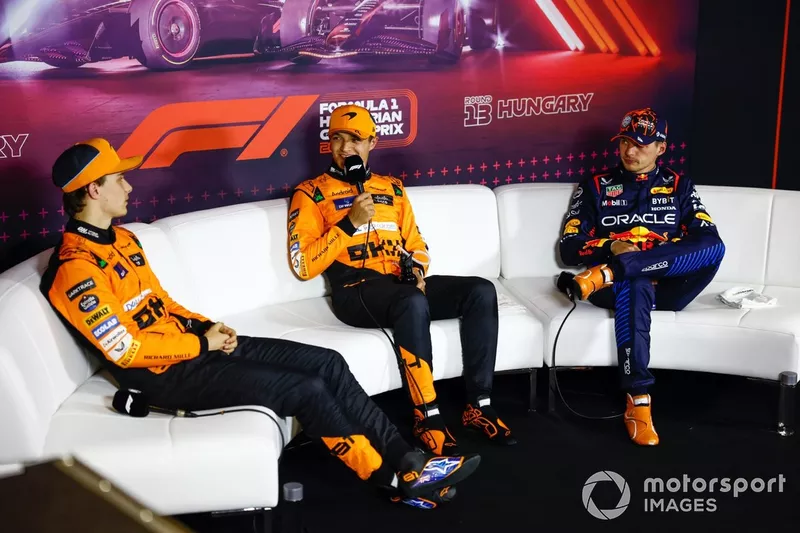 Lando Norris, McLaren F1 Team, Oscar Piastri, McLaren F1 Team, Max Verstappen, Red Bull Racing, en pole position, lors de la conférence de presse des qualifications.