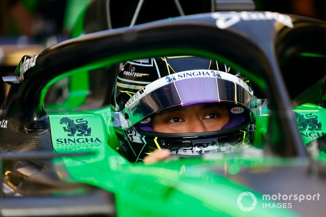 Zhou Guanyu, Stake F1 Team KICK Sauber, en el cockpit 
