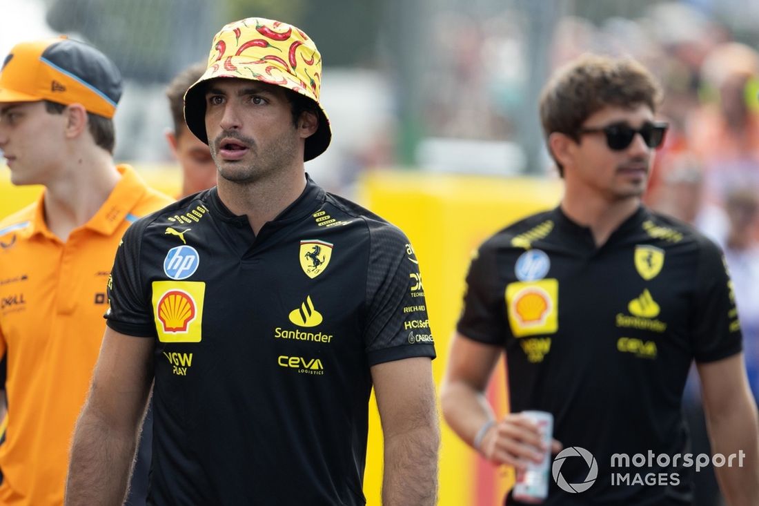 Carlos Sainz, Scuderia Ferrari, podczas parady kierowców 