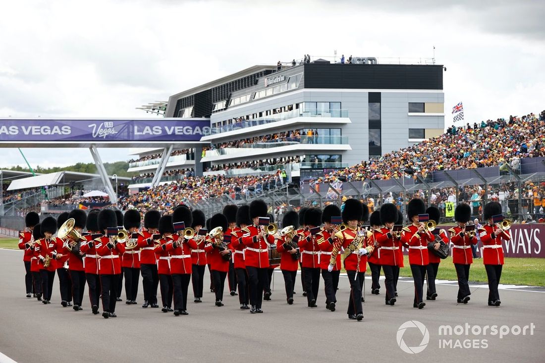 Orkiestra wojskowa gra na starcie przed rozpoczęciem wyścigu