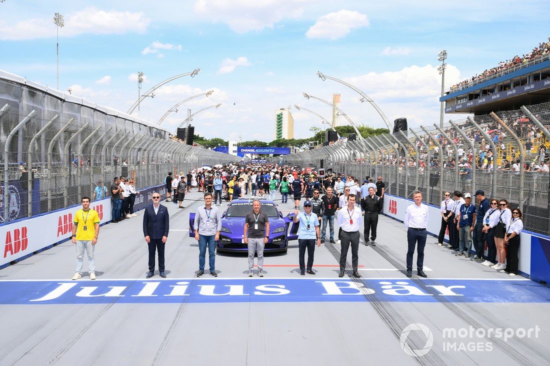 Caio Castro, Jeff Dodds, CEO de la Fórmula E, Emerson Fittipaldi, Alberto Longo, Deputy CEO, Chief Championship Officer de la Fórmula E, en la parrilla de salida