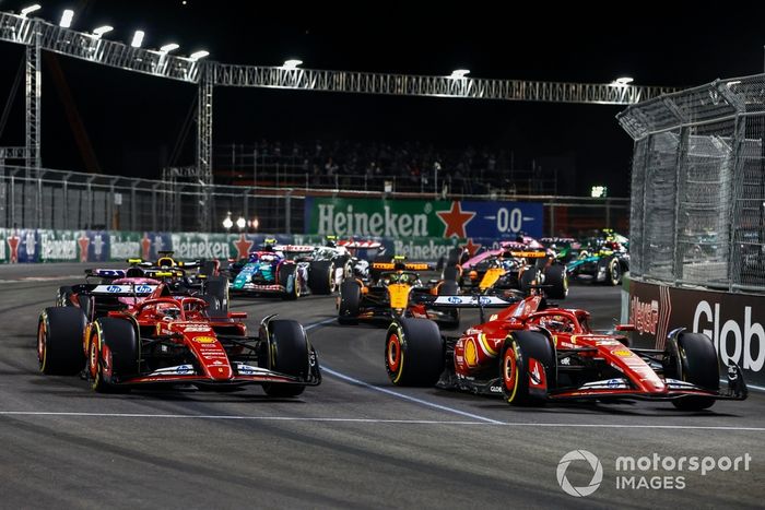 Charles Leclerc, Ferrari SF-24, Carlos Sainz, Ferrari SF-24, Pierre Gasly, Alpine A524, Lando Norris, McLaren MCL38, el resto del pelotón en la salida.