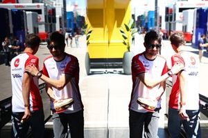 Esteban Ocon, Haas F1 Team, Oliver Bearman, Haas F1 Team