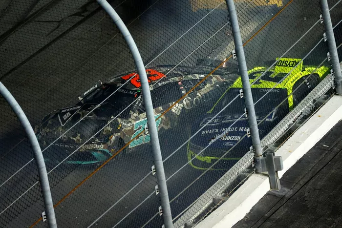 Bubba Wallace, 23XI Racing Toyota, Austin Cindric, Team Penske Ford