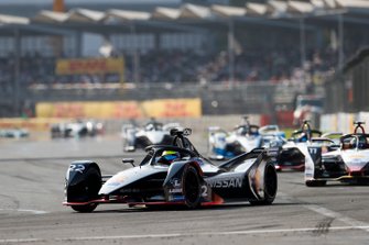 Oliver Rowland, Nissan e.Dams, Nissan IMO1 leads Lucas Di Grassi, Audi Sport ABT Schaeffler, Audi e-tron FE05