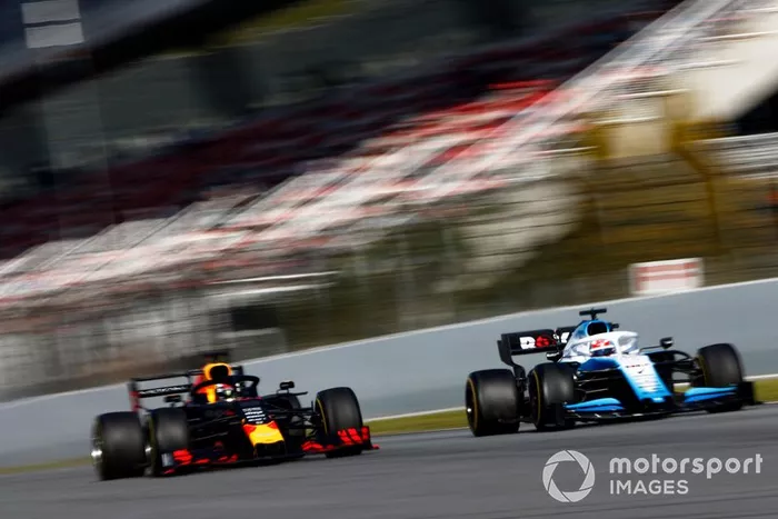 Pierre Gasly, Red Bull Racing RB15 y George Russell, Williams FW42