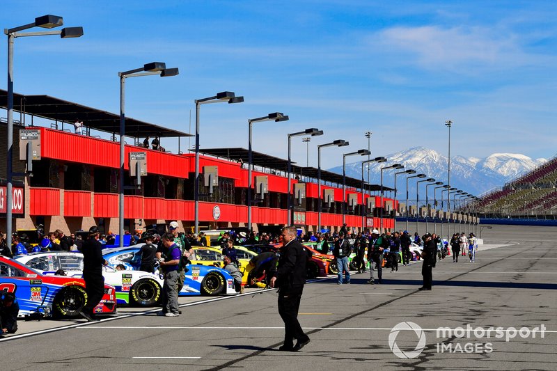 NASCAR-Autos in der Boxengasse des Auto Club Speedway in Fontana