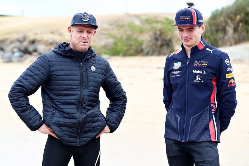 Max Verstappen, Red Bull Racing, parla con la leggenda del surf Mick Fanning