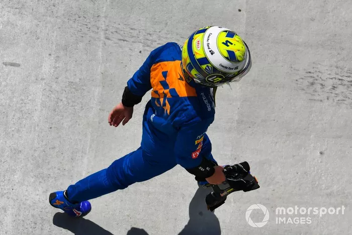 Lando Norris, McLaren, vuelve al box andando
