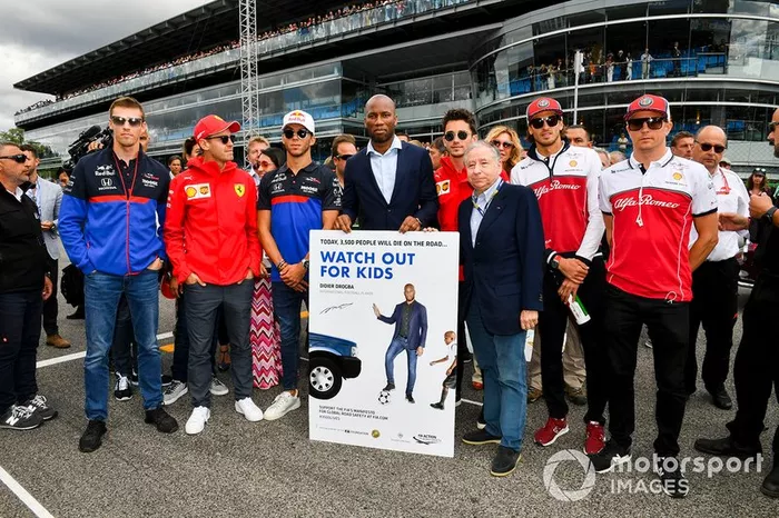 Daniil Kvyat, Toro Rosso, Sebastian Vettel, Ferrari, Pierre Gasly, Toro Rosso, il calciatore Didier Drogba, Charles Leclerc, Ferrari, Jean Todt, President, FIA, Antonio Giovinazzi, Alfa Romeo Racing, e Kimi Raikkonen, Alfa Romeo Racing, in supporto di una campagna per la guida più sicura