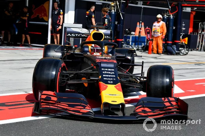 Max Verstappen, Red Bull Racing RB15 en pit lane