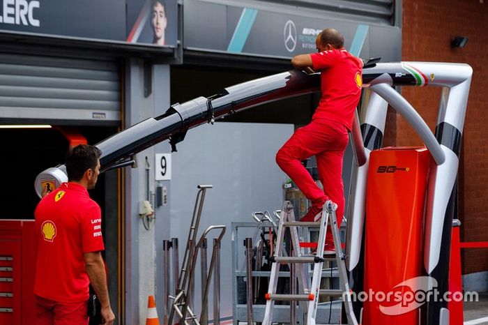 Miembros de Ferrari, en el pitlane